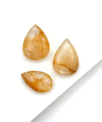 Polerede gule dråbeformede sten
