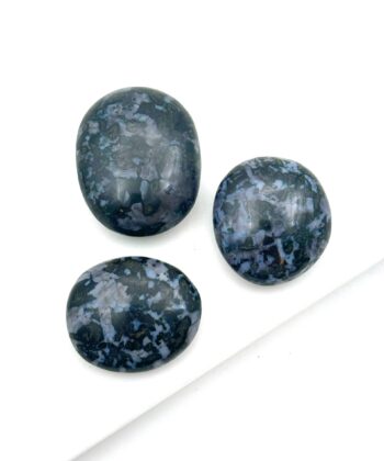 Polerede sorte og blålige sten