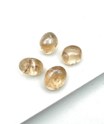 Polerede sten i afdæmpet gylden farve