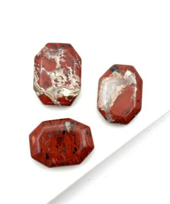 Ottekantede flade polerede røde sten