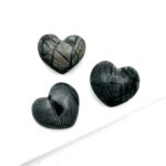 Grå polerede hjerter med sorte striber