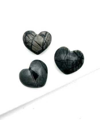 Grå polerede hjerter med sorte striber