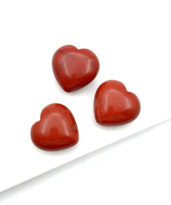 Røde polerede hjerteformede sten