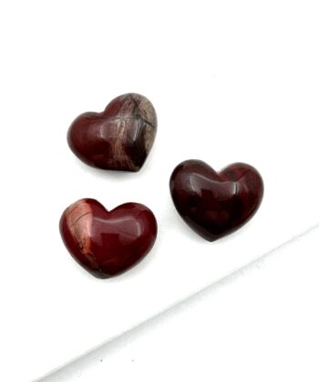 Polerede rødbrune hjerteformede sten