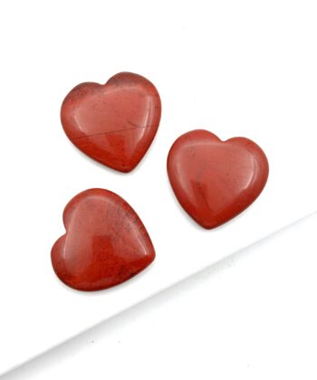 Røde polerede hjerteformede sten