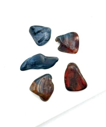 Polerede sten i rødlige og blålige farver