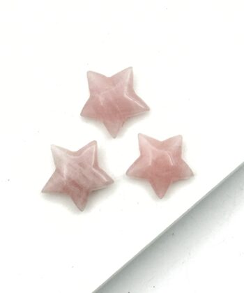 Polerede lyserøde stjerner af sten