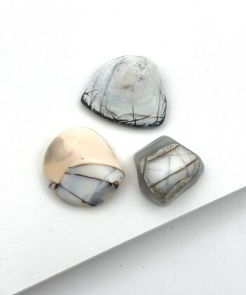 Hvide polerede sten med sorte striber og grå farver