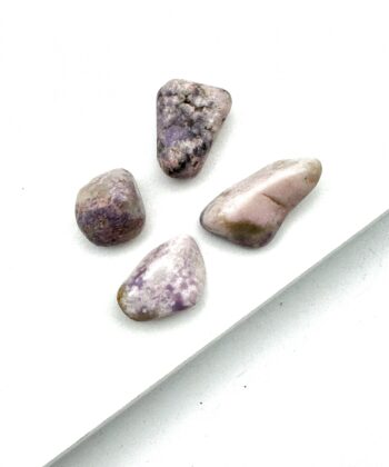 Polerede lyserøde sten med lilla og sorte detaljer