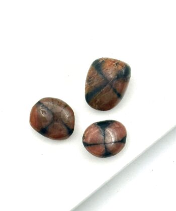 rødbrune sten med sort kryds