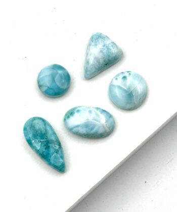 Polerede aquablå sten