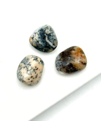 Polerede sten i gyldne farver