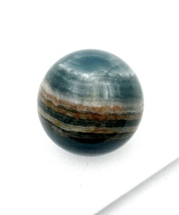 Blå poleret stenkugle med brune lag