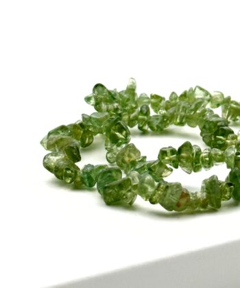 Elastikarmbånd med klare grønne split sten