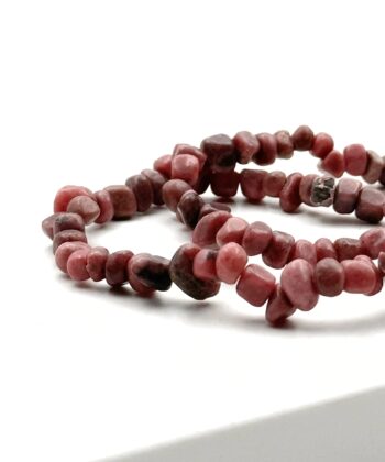 Elastikarmbånd med rødlige sten