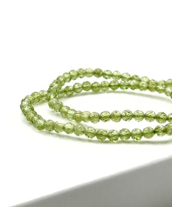 Elastikarmbånd med klare facetterede grønne sten