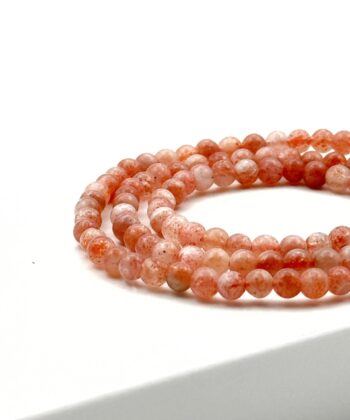 Elastikarmbånd med koralfarvede sten