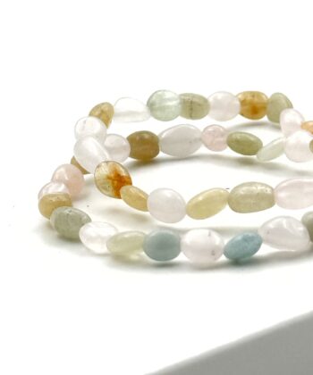 Elastikarmbånd med polerede sten i pastelfarver