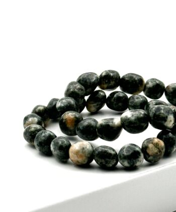 Elastikarmbånd med sorte og cremefarvede sten