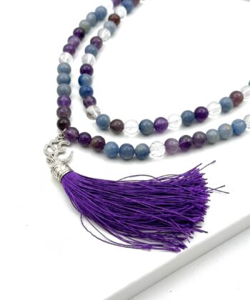 Stenhalskæde i blå og lilla farver med ohm vedhæng på en kvast