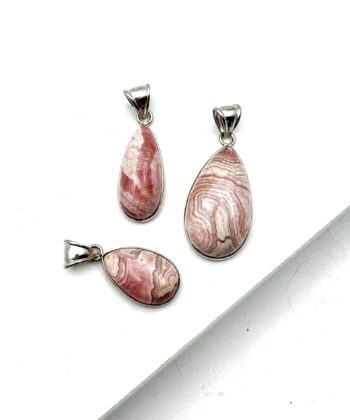 Dråbeformede sølvfarvede vedhæng med sten i lyserøde toner