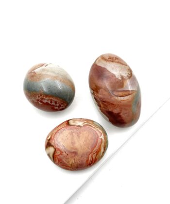 Polerede sten i gyldne og grålige farver