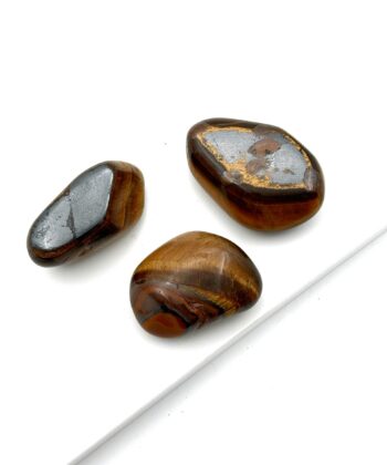 Brune polerede sten med metallisk skær
