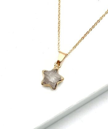 Guldfarvet halskæde med fint lille gråt stenvedhæng formet som en stjerne
