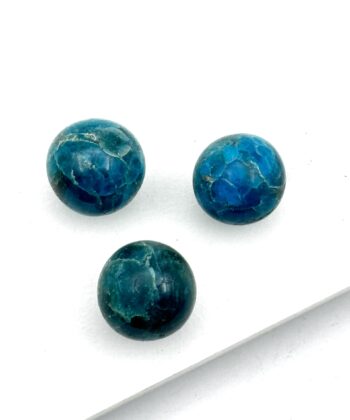 3 dybblå kugler på hvid baggrund