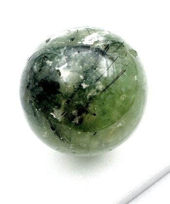 Grøn og sort stribet kugle på hvid baggrund