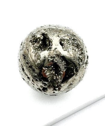 Guld pyrit kugle på hvid baggrund