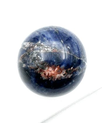 Dybblå med rødlig plet kugle på hvid baggrund
