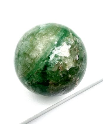 Græsgrøn kugle på hvid baggrund