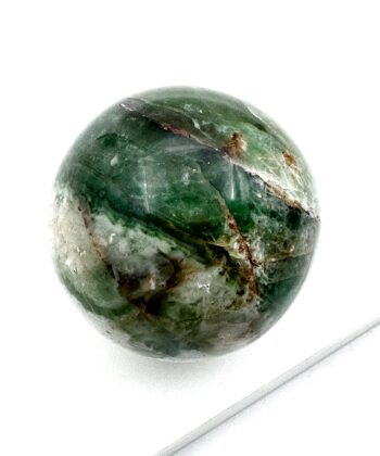 grøn og hvid kugle på hvid baggrund