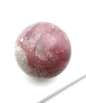 lyserød med hvid kugle på hvid baggrund