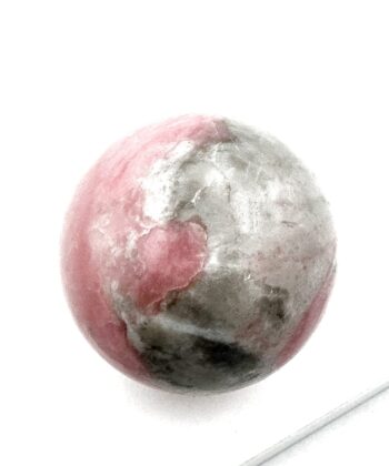 pink og grå kugle på hvid baggrund