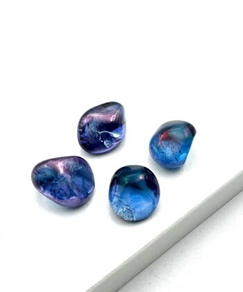 Lys og mørkeblå ten på hvid baggrund