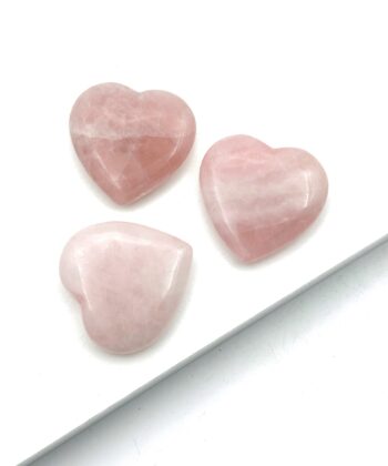 lyserøde hjerte rosenkvarts på hvid baggrund