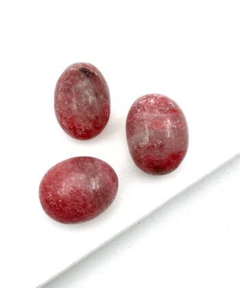 mørk lyserøde sten baggrund på hvid baggrund