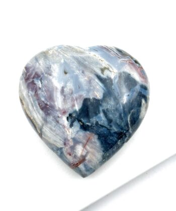 Mørk og lyseblåt hjerte krystal på hvid baggrund