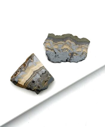 Grå og beige krystalstiver på hvid baggrund