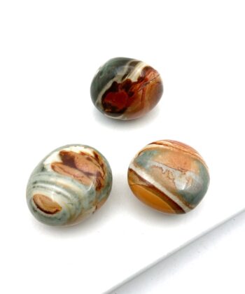 Grå og orangebrune krystaller på hvid baggrund