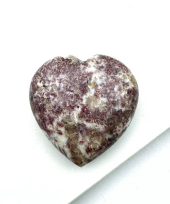 Mørk magenta med hvidt hjerte på hvid baggrund