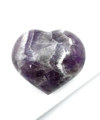 Lilla og hvid ametyst hjerte på hvid baggrund