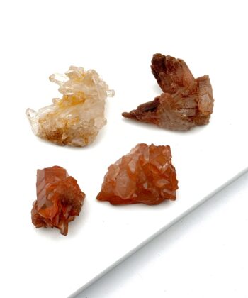 Orangebrune og hvide krystalæler på hvid baggrund