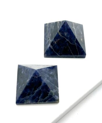 Mørkeblå pyramider på hvid baggrund