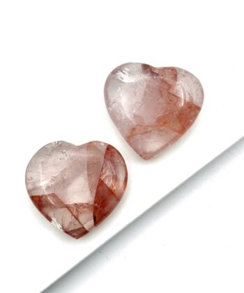 Gennemsigtige hjerte med røde flager på hvid baggrund