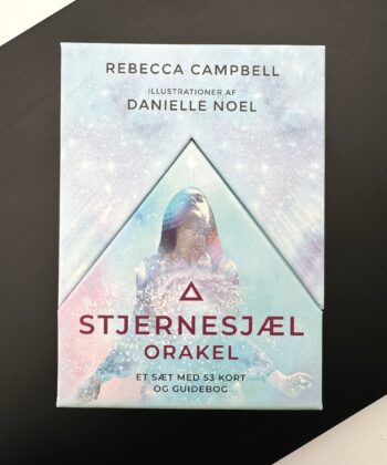 cover til orakelkort med duset stjernehimmel med kvinde og bordeaux overskrift