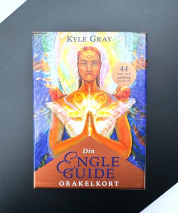 cover til orakelkort med med orakel kvinde med bedende hænder og blå baggrund