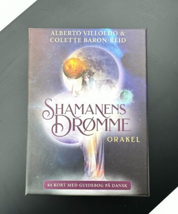 cover til orakelkort med med planeter og universet med kvinde med maske som holder planeterne